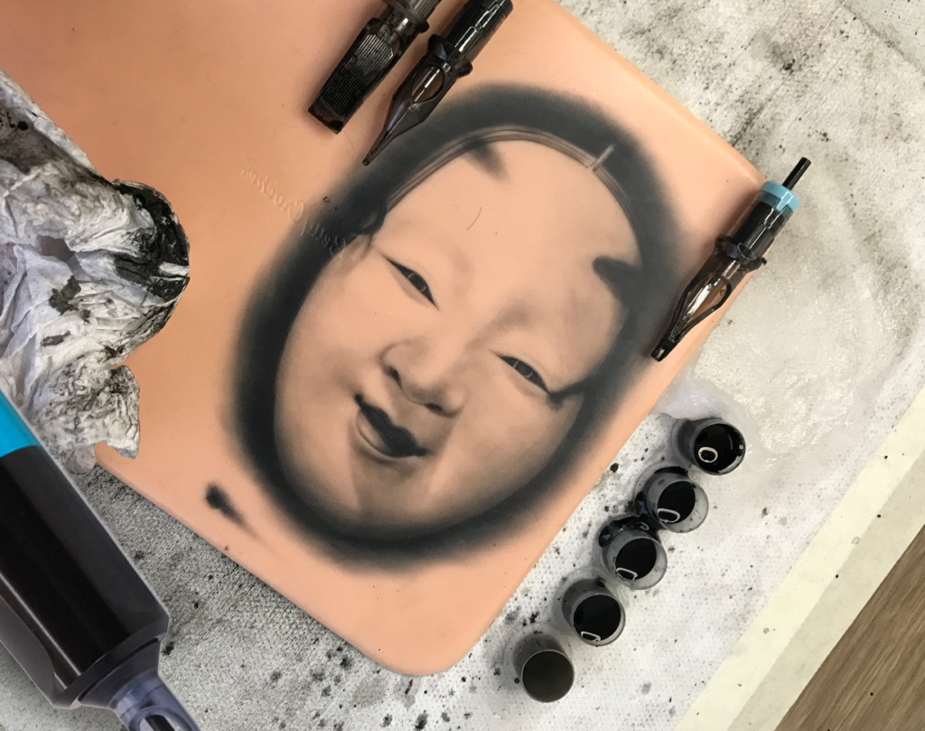 curso de tatuajes en bogotá hecho en piel sintetica